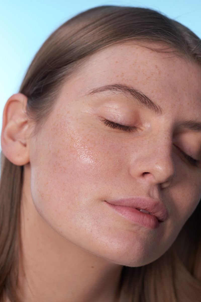 Daily Skincare with essential biomimetic ingredients mimicking skin natural mechanisms, for a perfect affinity.